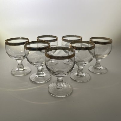 Набор рюмок на 7 персон с золотой каймой по краю
