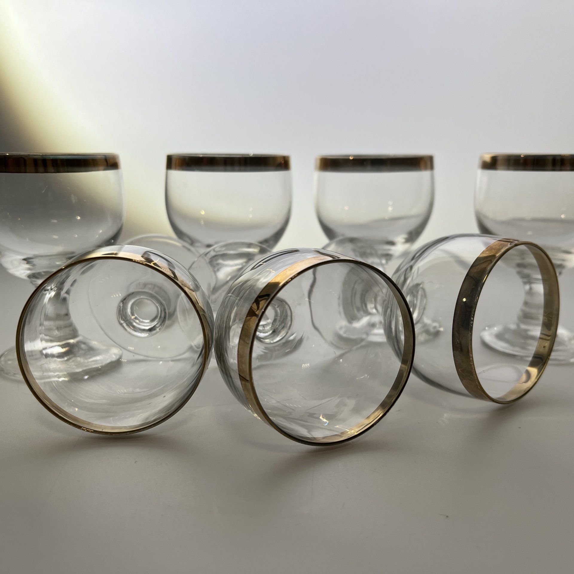 Набор рюмок на 7 персон с золотой каймой по краю