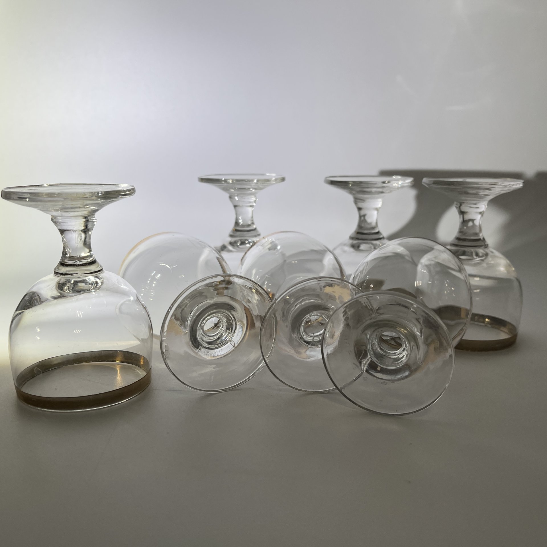 Набор рюмок на 7 персон с золотой каймой по краю