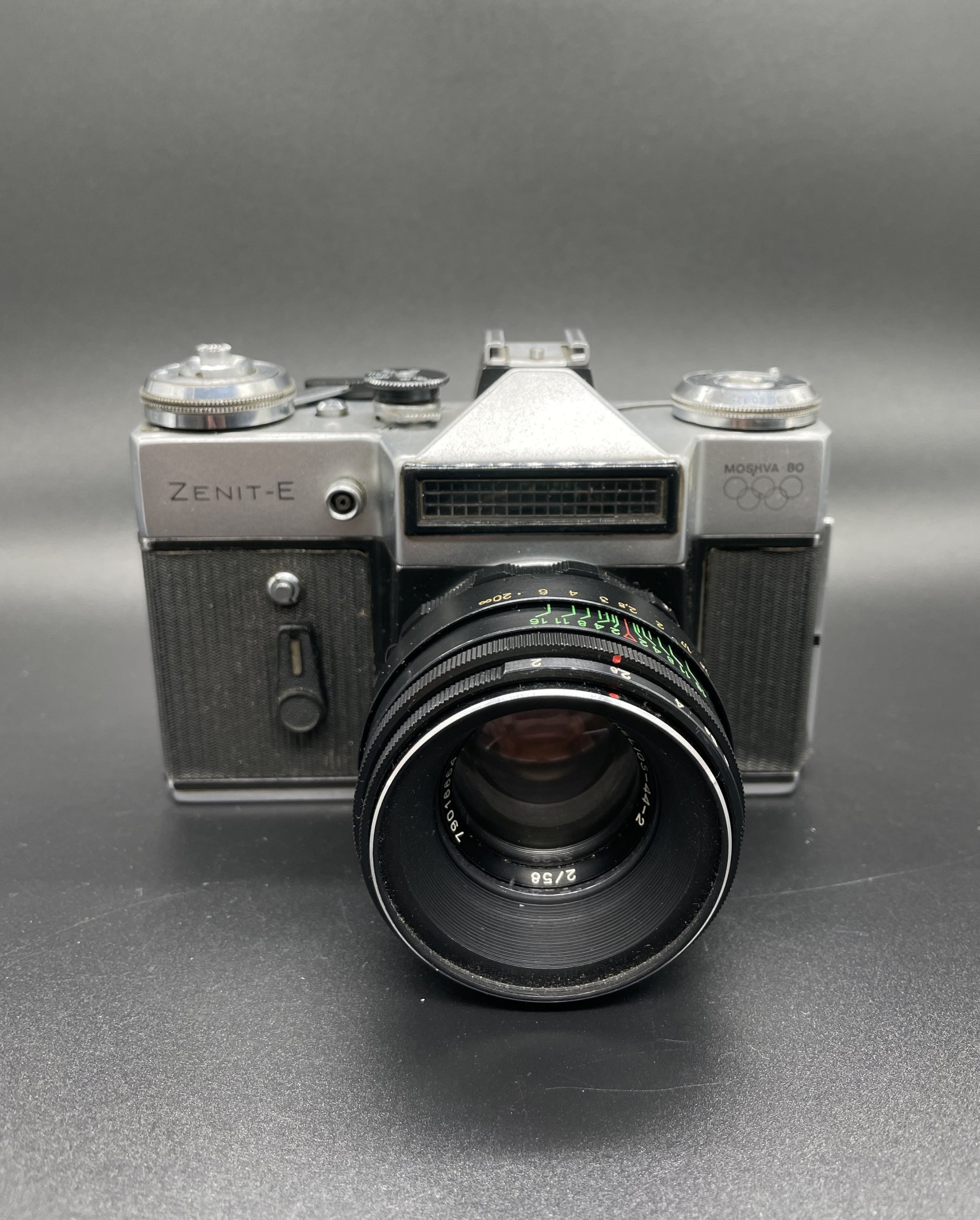 Фотоаппарат "Зенит-Е" с олимпийской символикой, с объективом "Гелиос -44-2 ", в оригинальном кофре, Красногорский механический завод (КМЗ)