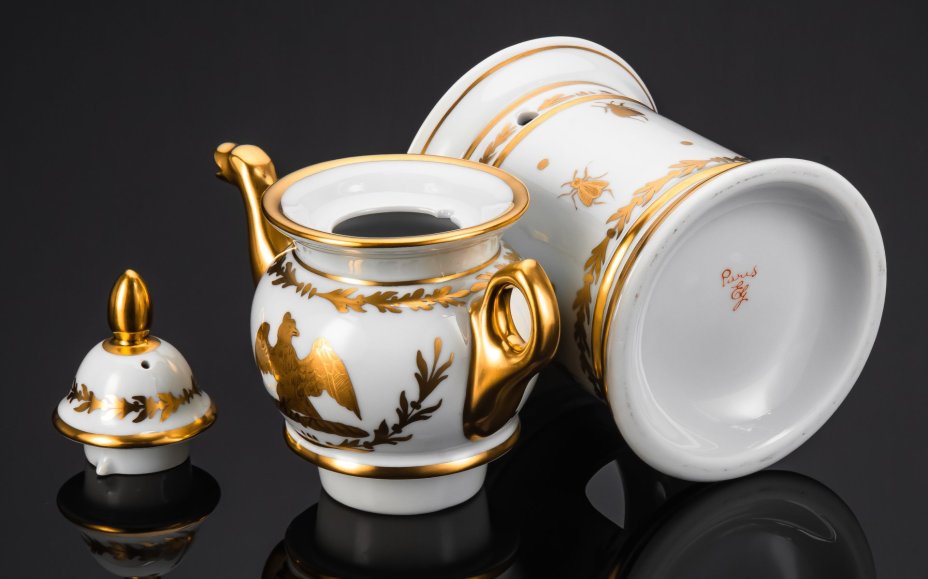 Тизаньер (чайник с подогревом) в стиле ампир, декорирован изображением орла и пчел, фарфор, роспись, золочение, цировка, Vieux Paris (Старый Париж), Франция, 1870-1890 гг.