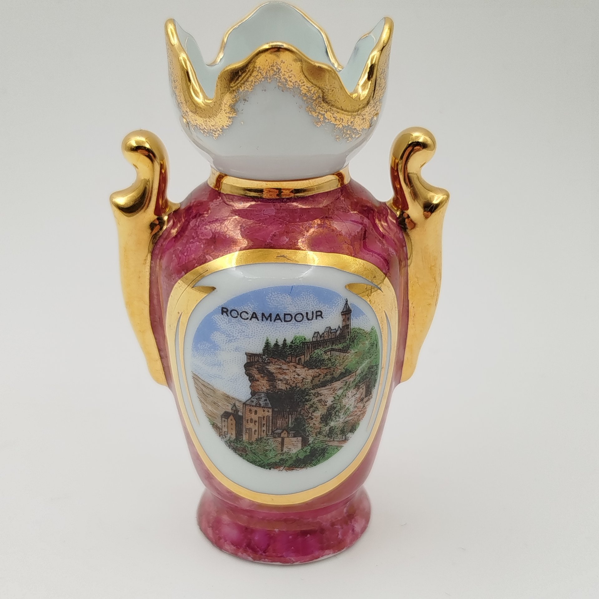 Ваза миниатюрная с изображением французского города Рокамадур, фарфор, деколь, крытье, золочение, Limoges, Франция, 1970-1990 гг.