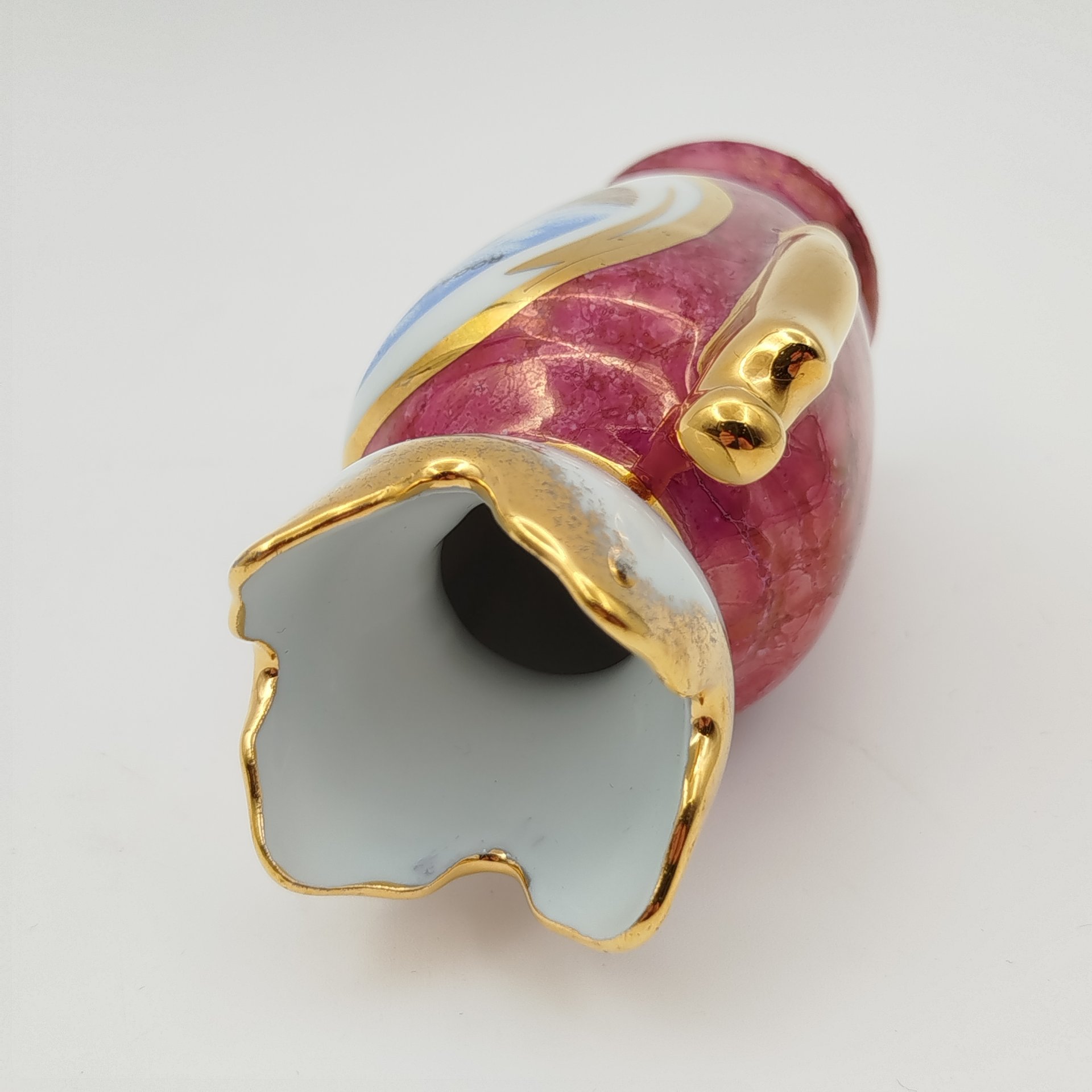 Ваза миниатюрная с изображением французского города Рокамадур, фарфор, деколь, крытье, золочение, Limoges, Франция, 1970-1990 гг.