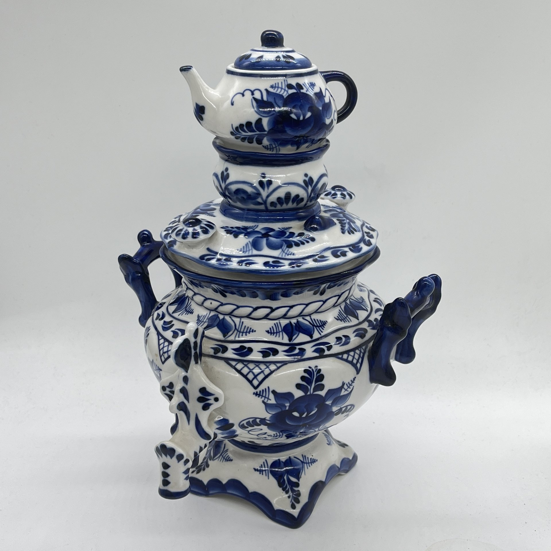 Самовар декоративный с миниатюрным чайником и расписным растительным декором, Гжель, фарфор, роспись, СССР, 1990-2010 гг.