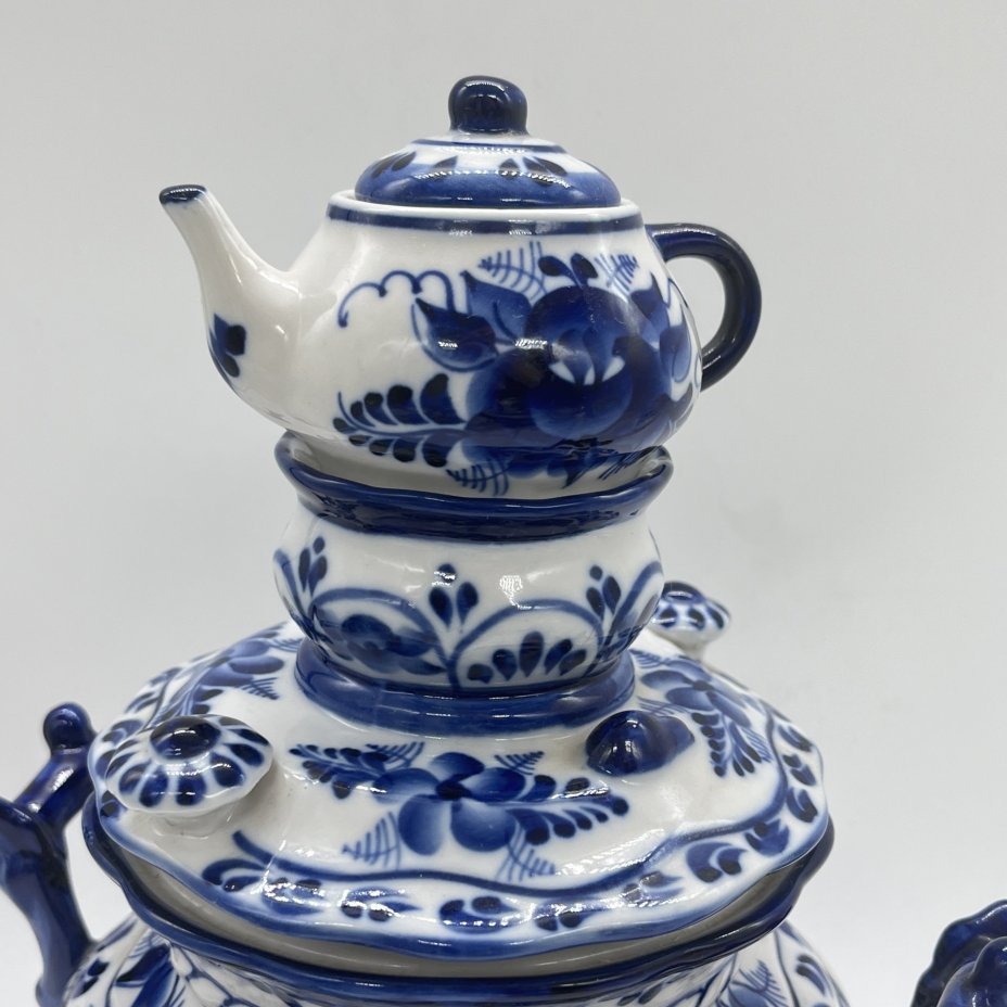 Самовар декоративный с миниатюрным чайником и расписным растительным декором, Гжель