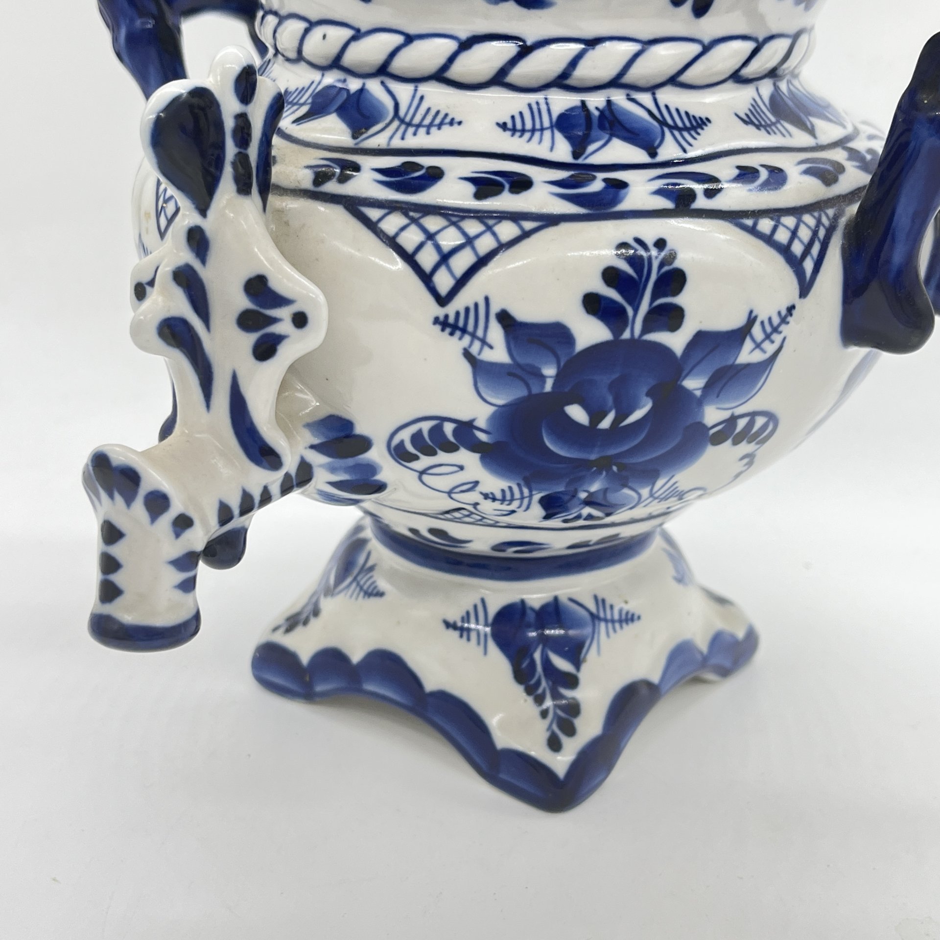 Самовар декоративный с миниатюрным чайником и расписным растительным декором, Гжель, фарфор, роспись, СССР, 1990-2010 гг.