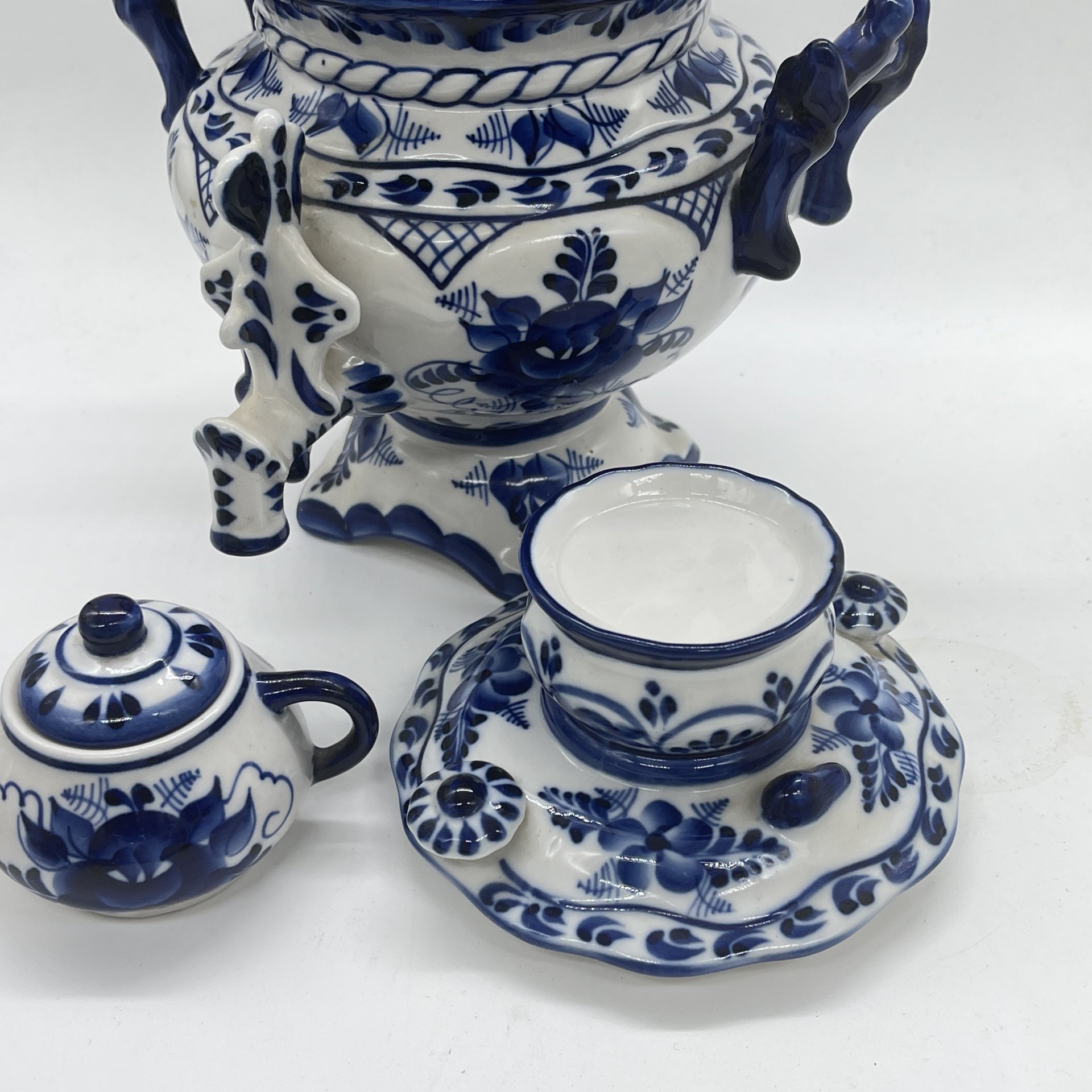 Самовар декоративный с миниатюрным чайником и расписным растительным декором, Гжель, фарфор, роспись, СССР, 1990-2010 гг.