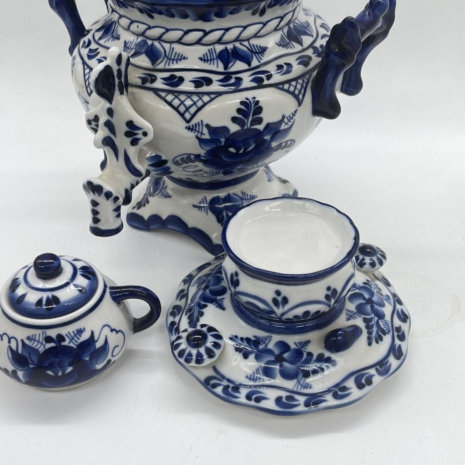 Самовар декоративный с миниатюрным чайником и расписным растительным декором, Гжель