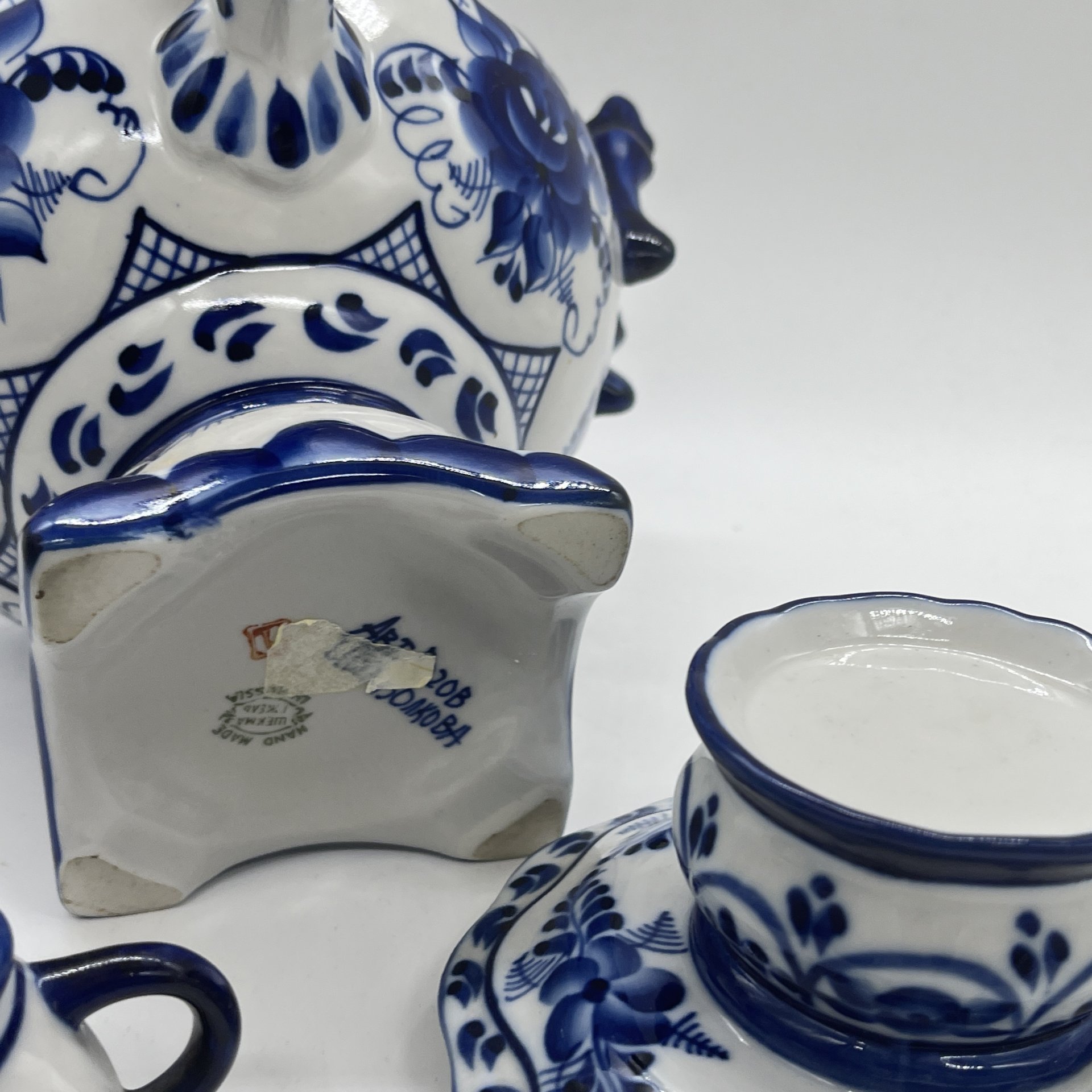 Самовар декоративный с миниатюрным чайником и расписным растительным декором, Гжель, фарфор, роспись, СССР, 1990-2010 гг.