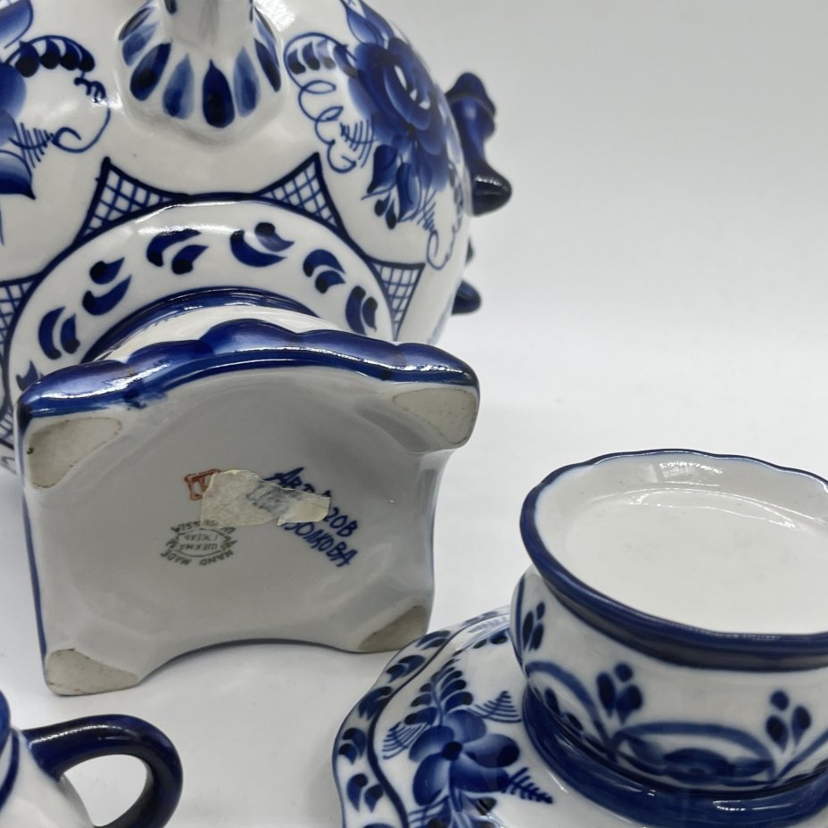 Самовар декоративный с миниатюрным чайником и расписным растительным декором, Гжель