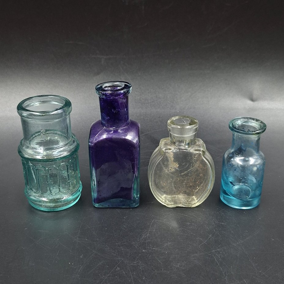 Набор из четырех флаконов различных форм и цветов, стекло, Европа, 1900-1940 гг.