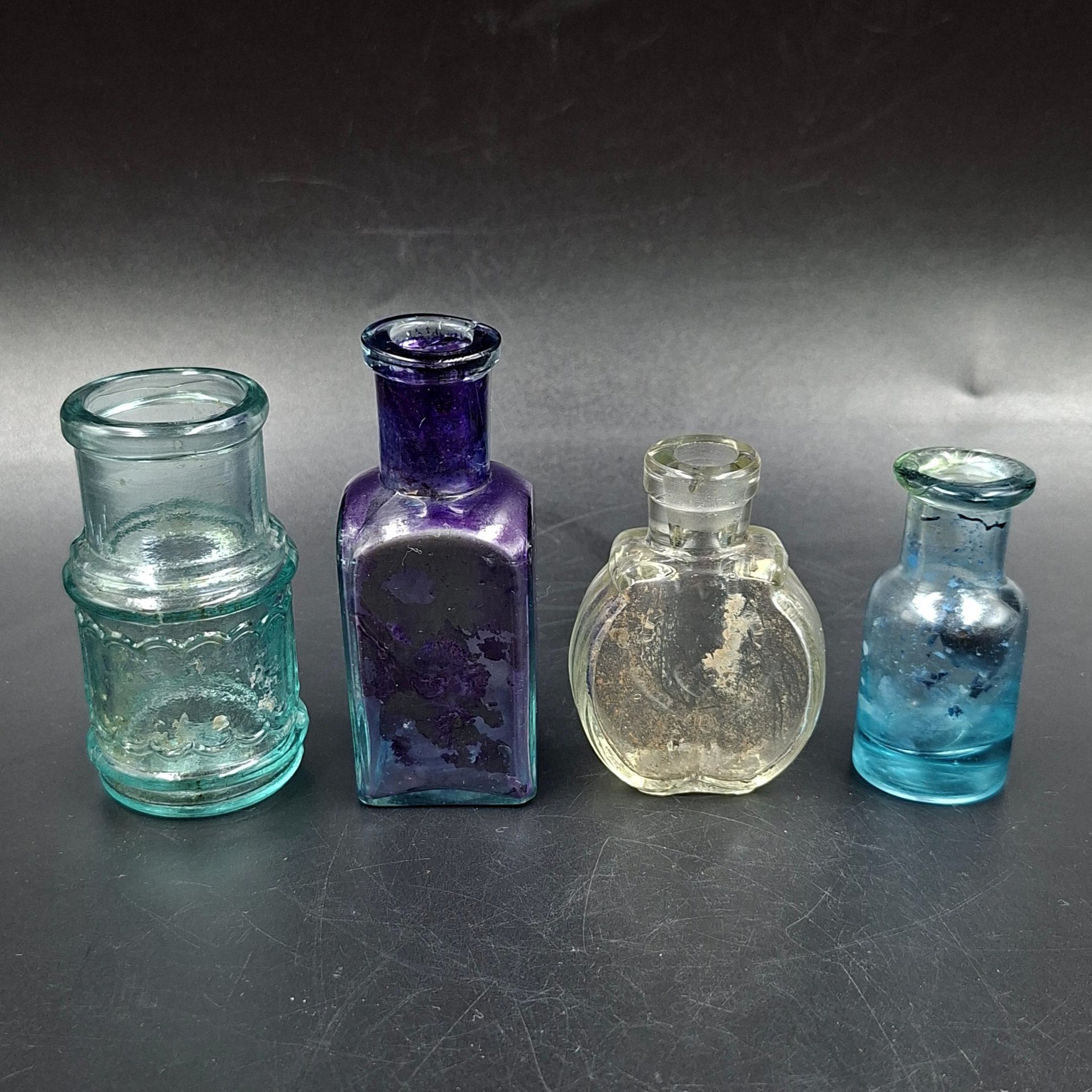 Набор из четырех флаконов различных форм и цветов, стекло, Европа, 1900-1940 гг.