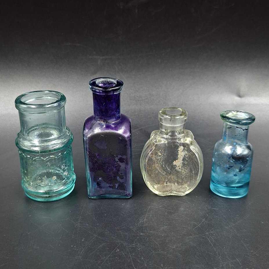 Набор из четырех флаконов различных форм и цветов, стекло, Европа, 1900-1940 гг.