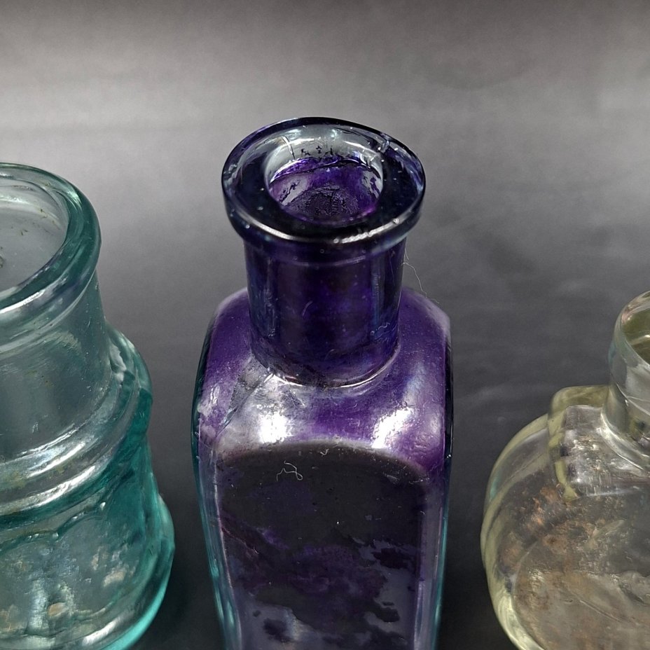 Набор из четырех флаконов различных форм и цветов, стекло, Европа, 1900-1940 гг.