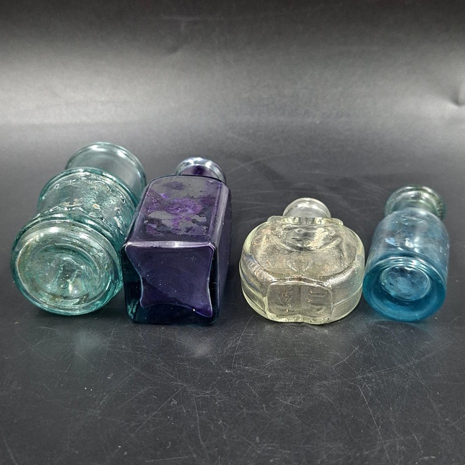 Набор из четырех флаконов различных форм и цветов, стекло, Европа, 1900-1940 гг.