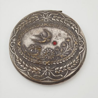 Пудреница с растительным декором и изображением летящей ласточки