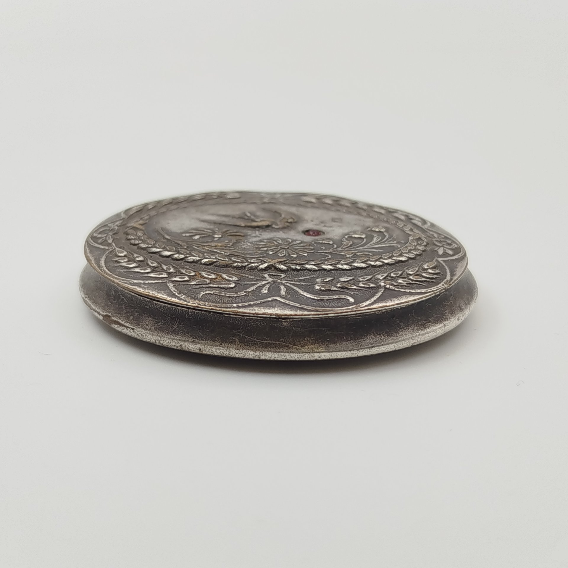 Пудреница с растительным декором и изображением летящей ласточки