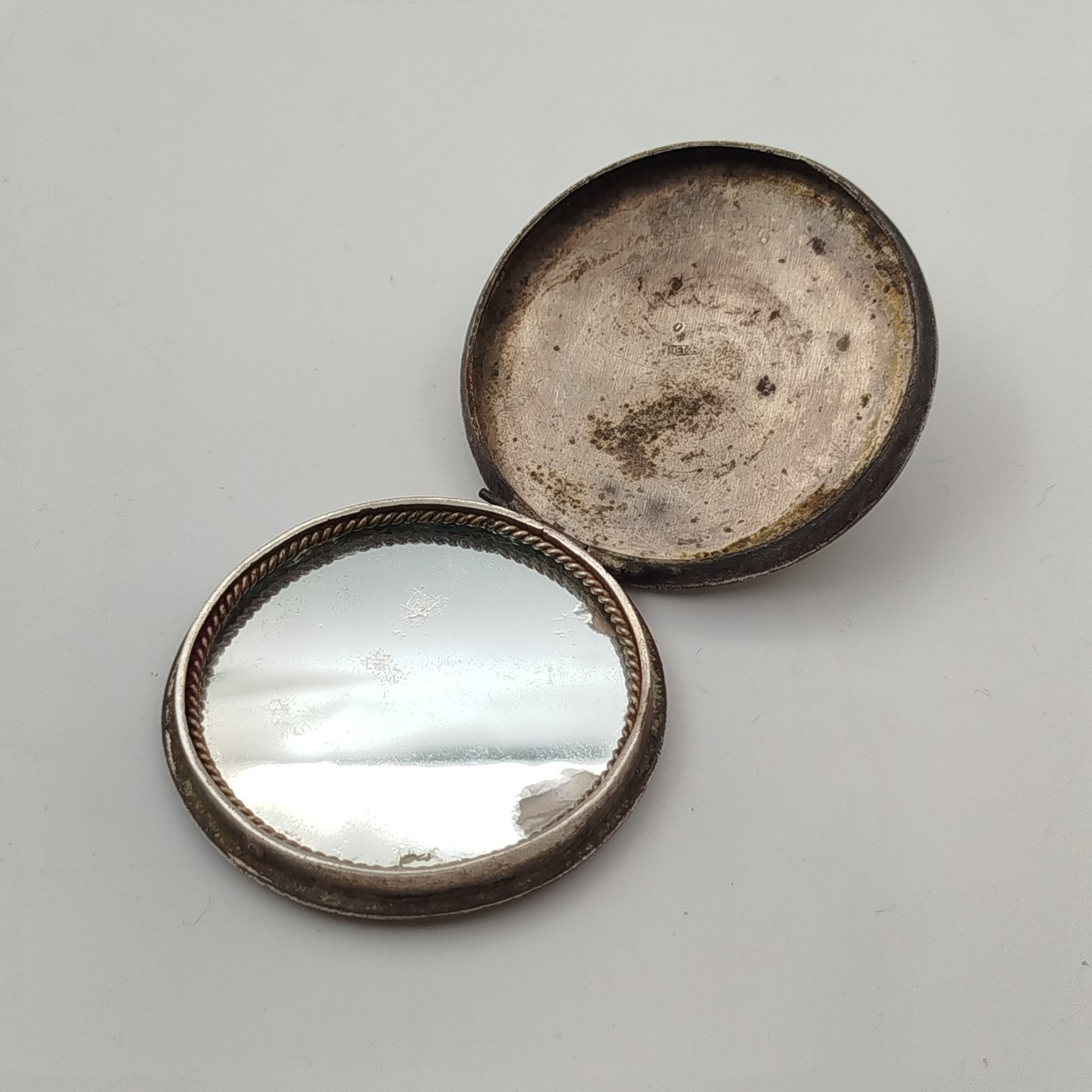 Пудреница с растительным декором и изображением летящей ласточки