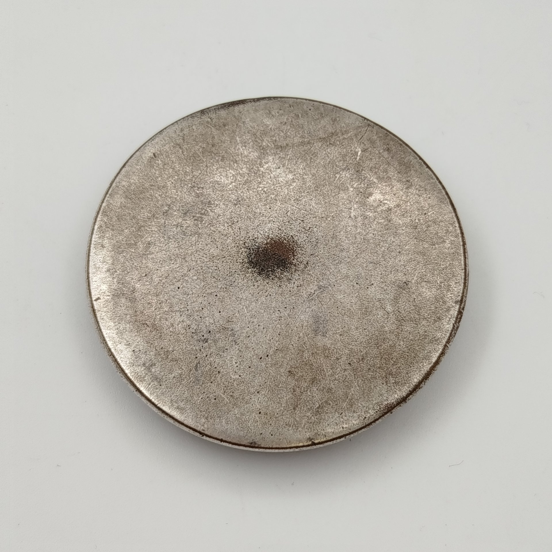 Пудреница с растительным декором и изображением летящей ласточки