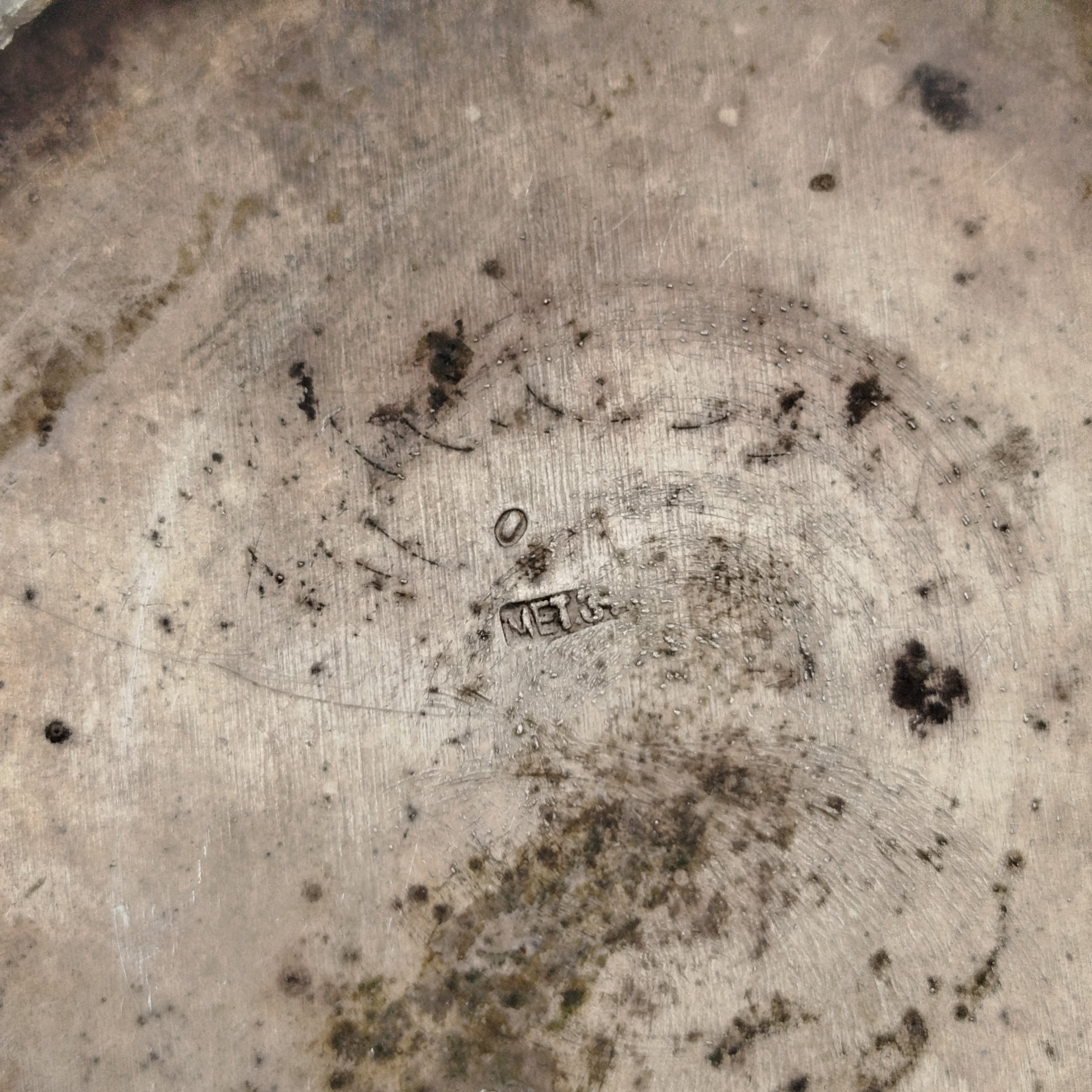 Пудреница с растительным декором и изображением летящей ласточки