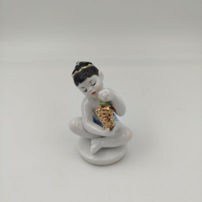 Статуэтка "Мальчик с виноградом" из серии "Счастливое детство", скульптор Г.С. Столбова, художник Е.Н. Лупанова, фарфор, роспись, золочение, Ленинградский фарфоровый завод (ЛФЗ), СССР, 1950-1960 гг.