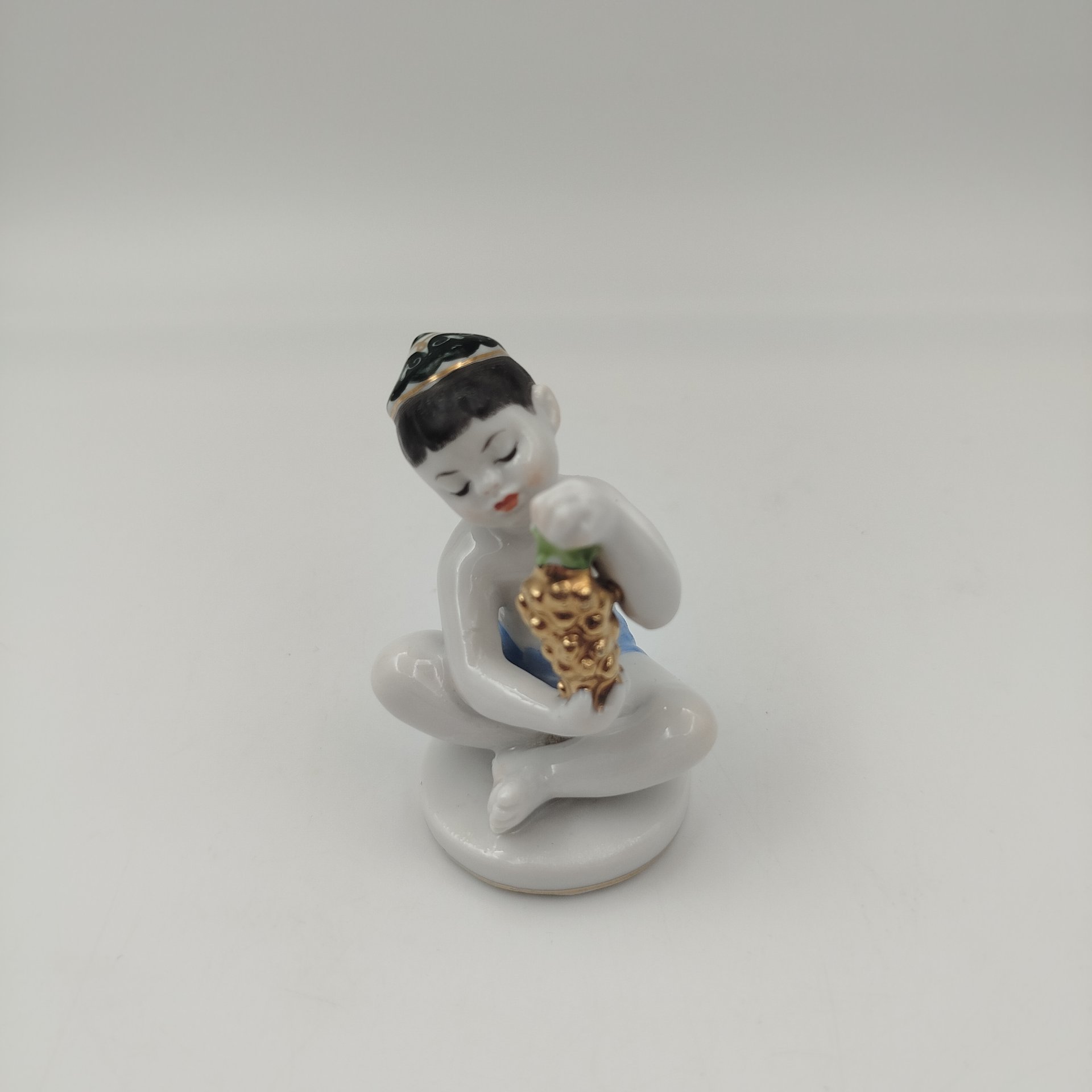 Статуэтка "Мальчик с виноградом" из серии "Счастливое детство", скульптор Г.С. Столбова, художник Е.Н. Лупанова, фарфор, роспись, золочение, Ленинградский фарфоровый завод (ЛФЗ), СССР, 1950-1960 гг.