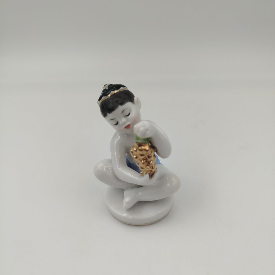 Статуэтка "Мальчик с виноградом" из серии "Счастливое детство", скульптор Г.С. Столбова, художник Е.Н. Лупанова, фарфор, роспись, золочение, Ленинградский фарфоровый завод (ЛФЗ), СССР, 1950-1960 гг.