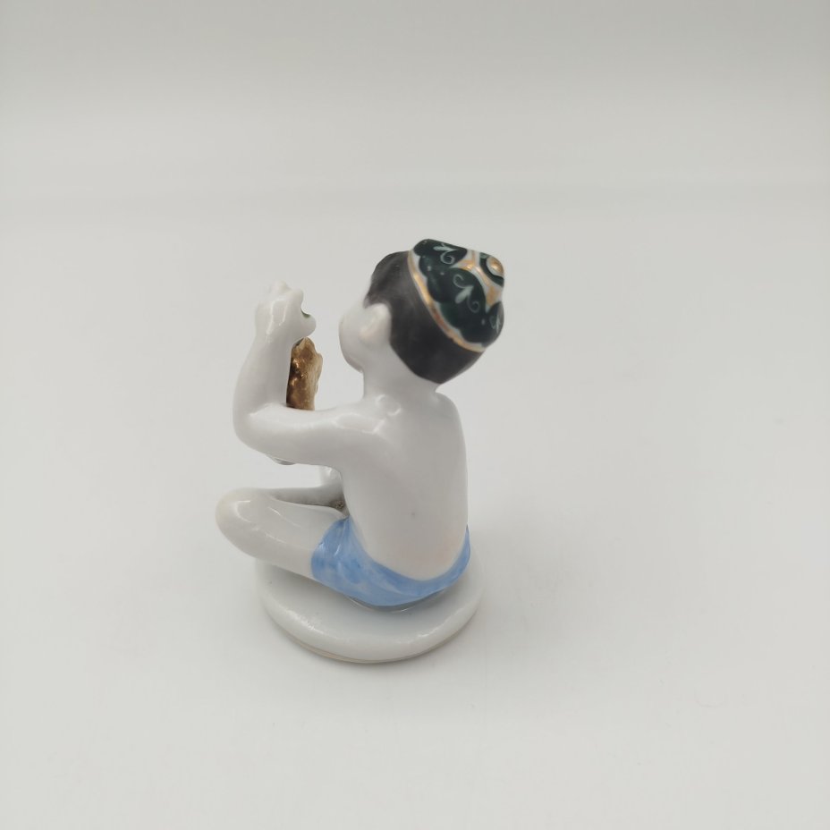 Статуэтка "Мальчик с виноградом" из серии "Счастливое детство", скульптор Г.С. Столбова, художник Е.Н. Лупанова, фарфор, роспись, золочение, Ленинградский фарфоровый завод (ЛФЗ), СССР, 1950-1960 гг.