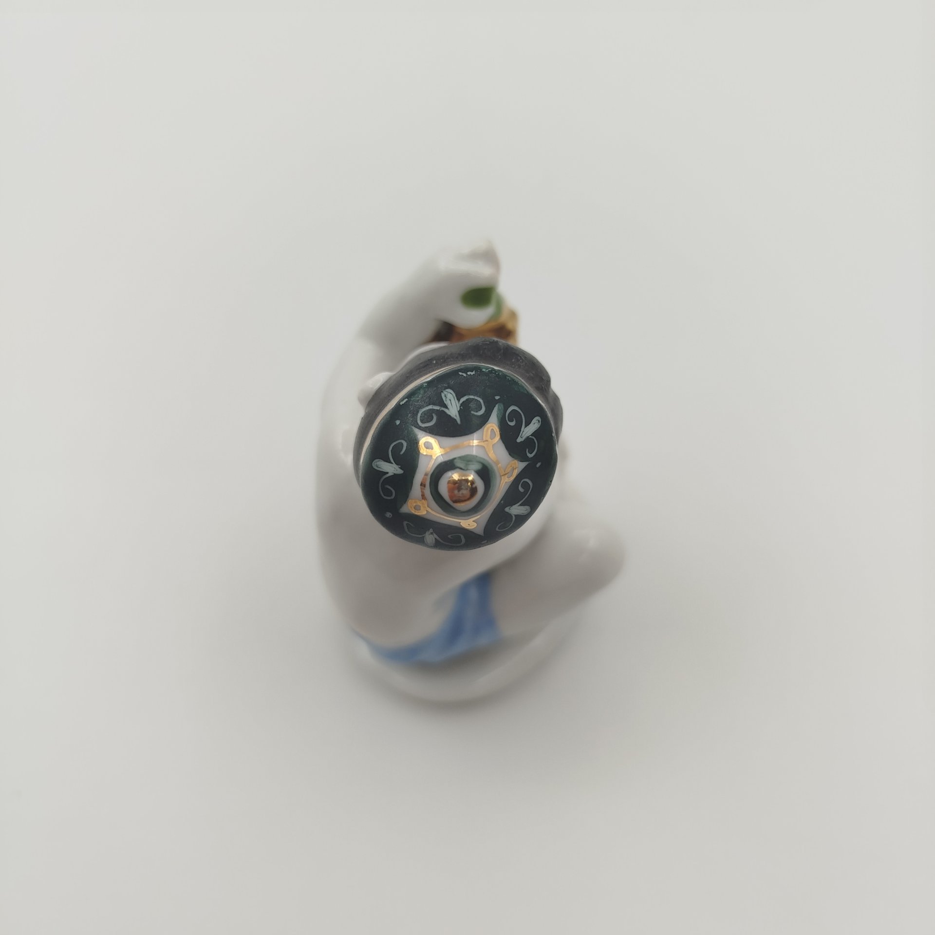 Статуэтка "Мальчик с виноградом" из серии "Счастливое детство", скульптор Г.С. Столбова, художник Е.Н. Лупанова, фарфор, роспись, золочение, Ленинградский фарфоровый завод (ЛФЗ), СССР, 1950-1960 гг.