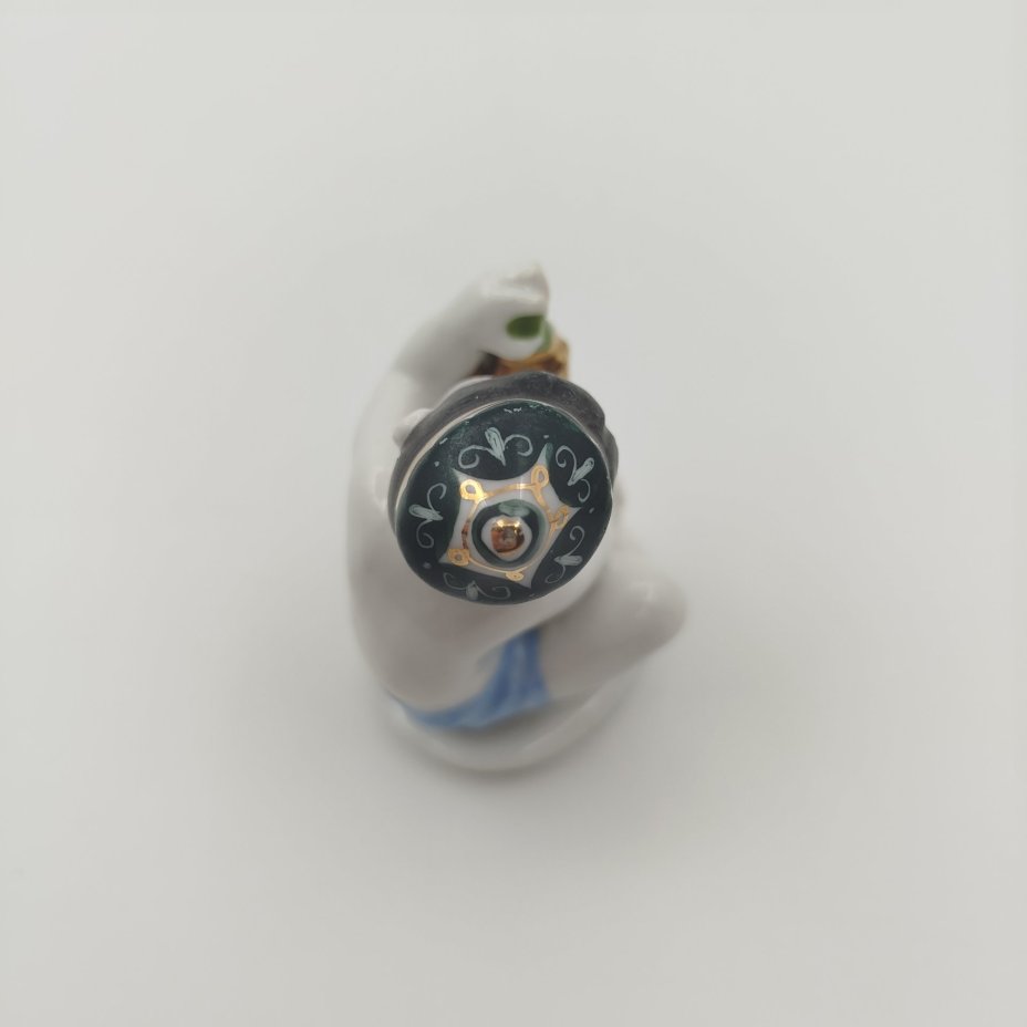 Статуэтка "Мальчик с виноградом" из серии "Счастливое детство", скульптор Г.С. Столбова, художник Е.Н. Лупанова, фарфор, роспись, золочение, Ленинградский фарфоровый завод (ЛФЗ), СССР, 1950-1960 гг.