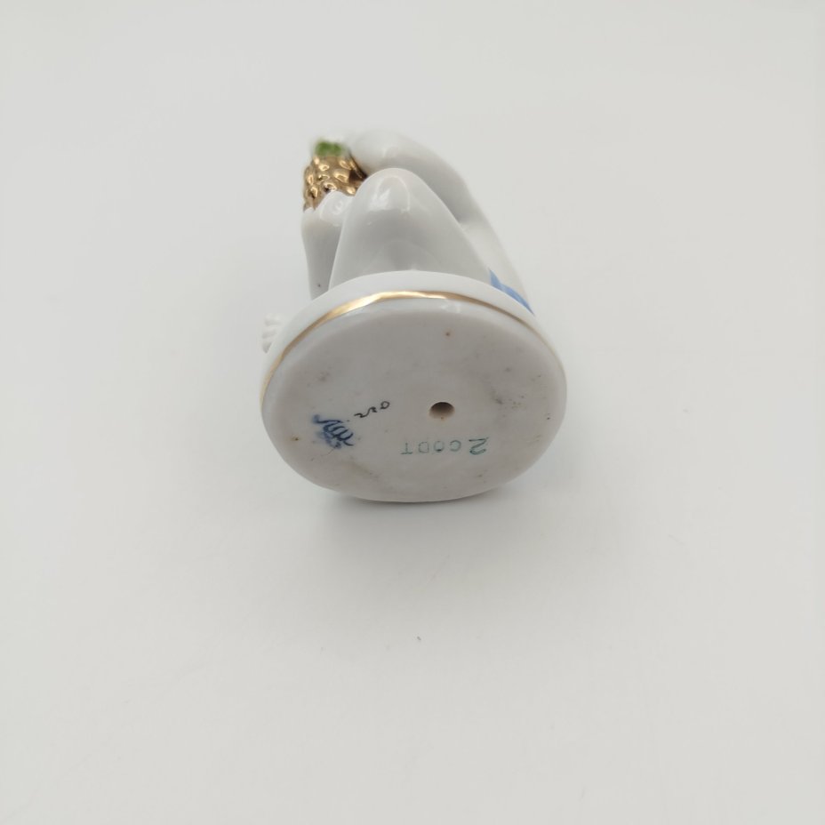 Статуэтка "Мальчик с виноградом" из серии "Счастливое детство", скульптор Г.С. Столбова, художник Е.Н. Лупанова, фарфор, роспись, золочение, Ленинградский фарфоровый завод (ЛФЗ), СССР, 1950-1960 гг.