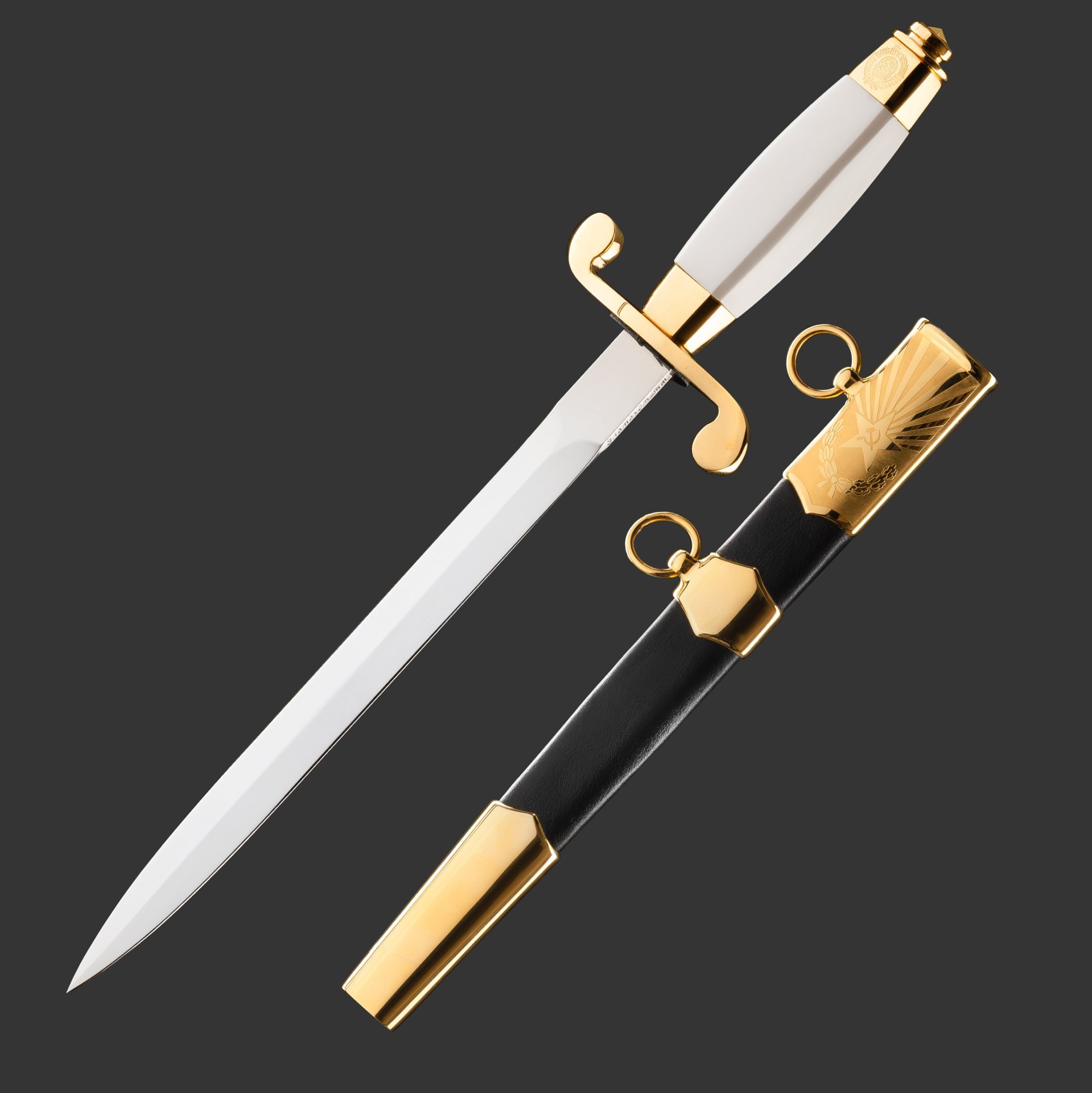 Кортик "Кремль", сталь, латунь, дерево, черная кожа, неолейкорит, золочение; в деревянном подарочном коробе с бархатным ложементом, Российская Федерация, 2024 г.