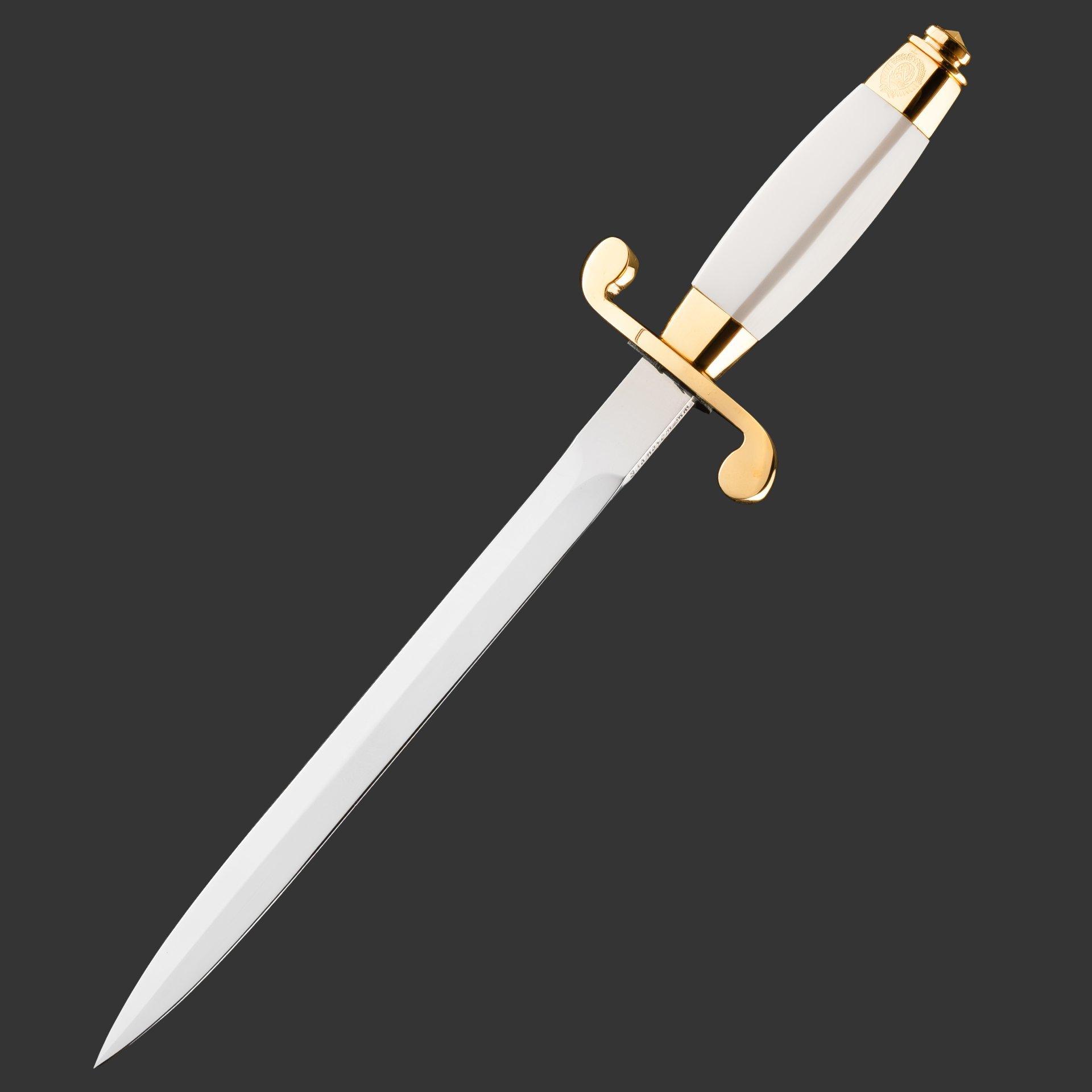 Кортик "Кремль", сталь, латунь, дерево, черная кожа, неолейкорит, золочение; в деревянном подарочном коробе с бархатным ложементом, Российская Федерация, 2024 г.