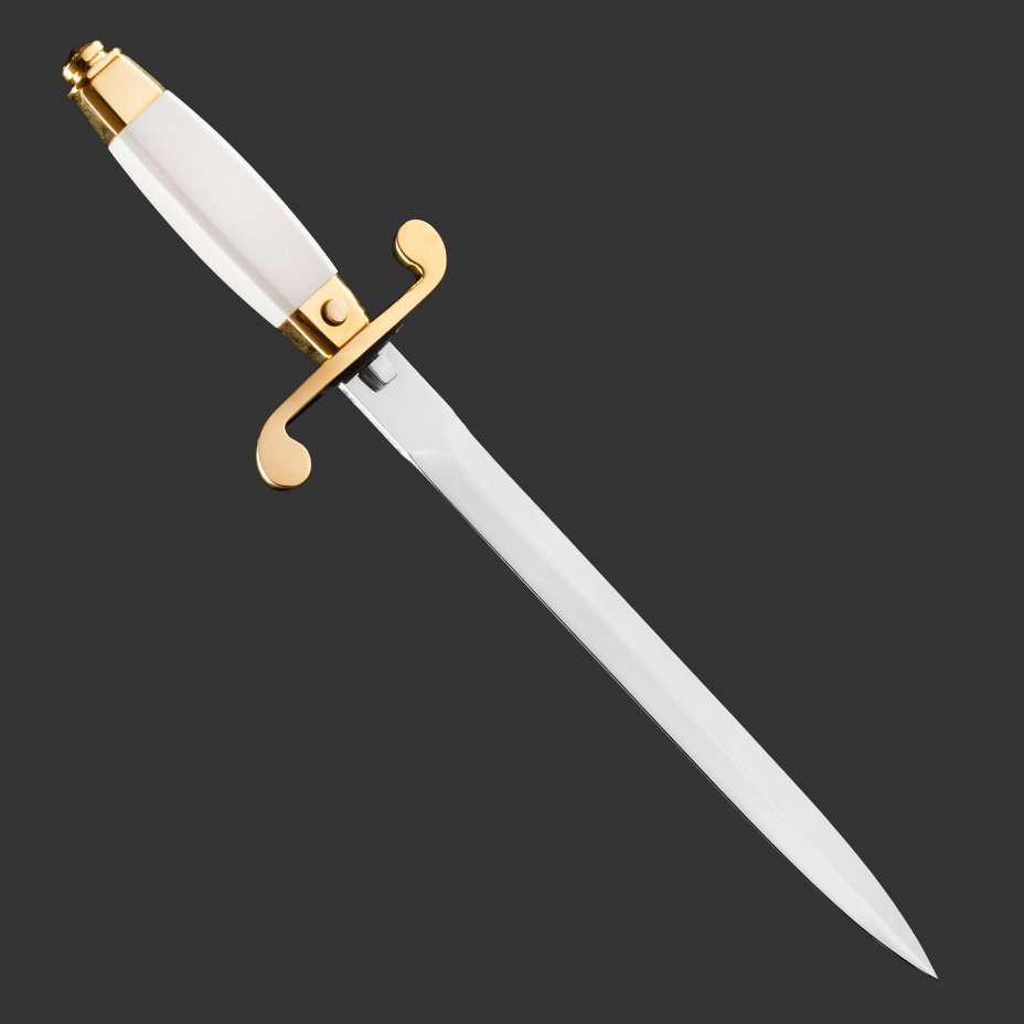 Кортик "Кремль", сталь, латунь, дерево, черная кожа, неолейкорит, золочение; в деревянном подарочном коробе с бархатным ложементом