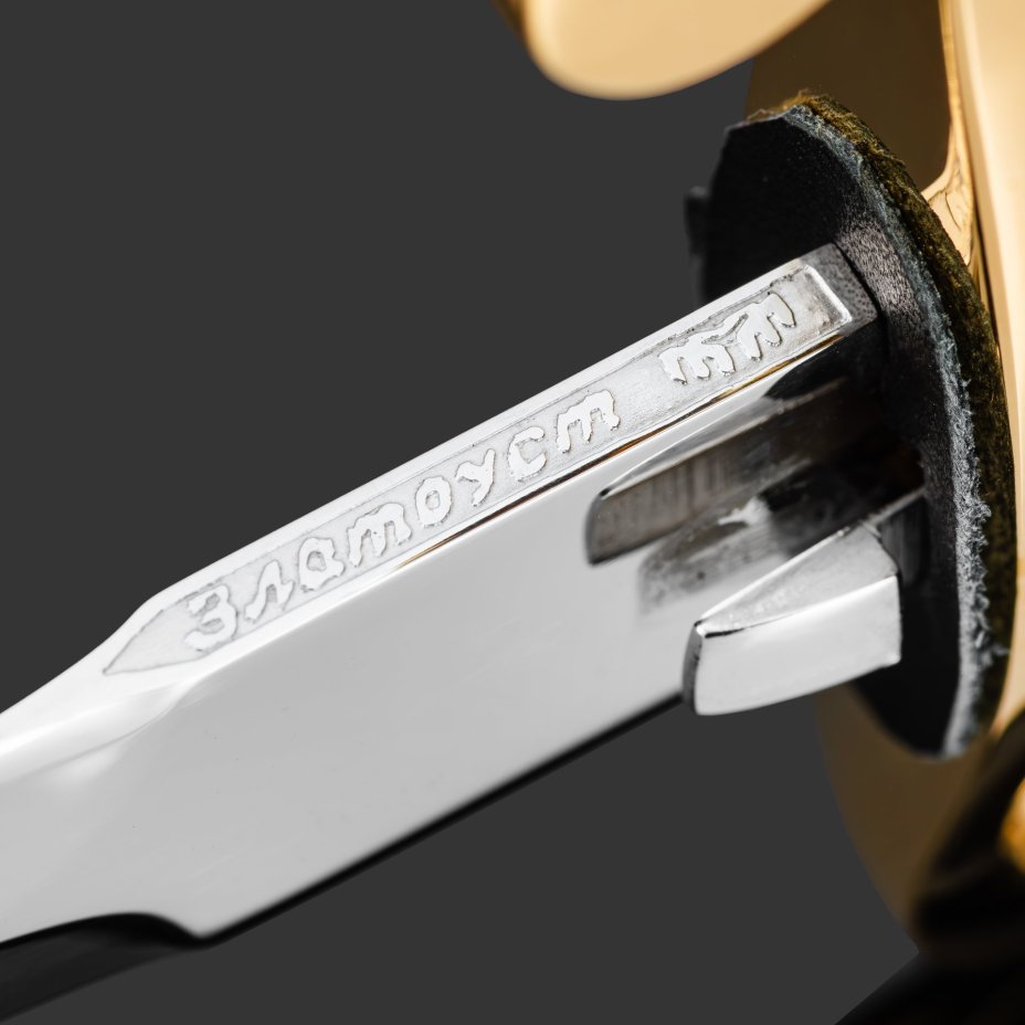 Кортик "Кремль", сталь, латунь, дерево, черная кожа, неолейкорит, золочение; в деревянном подарочном коробе с бархатным ложементом