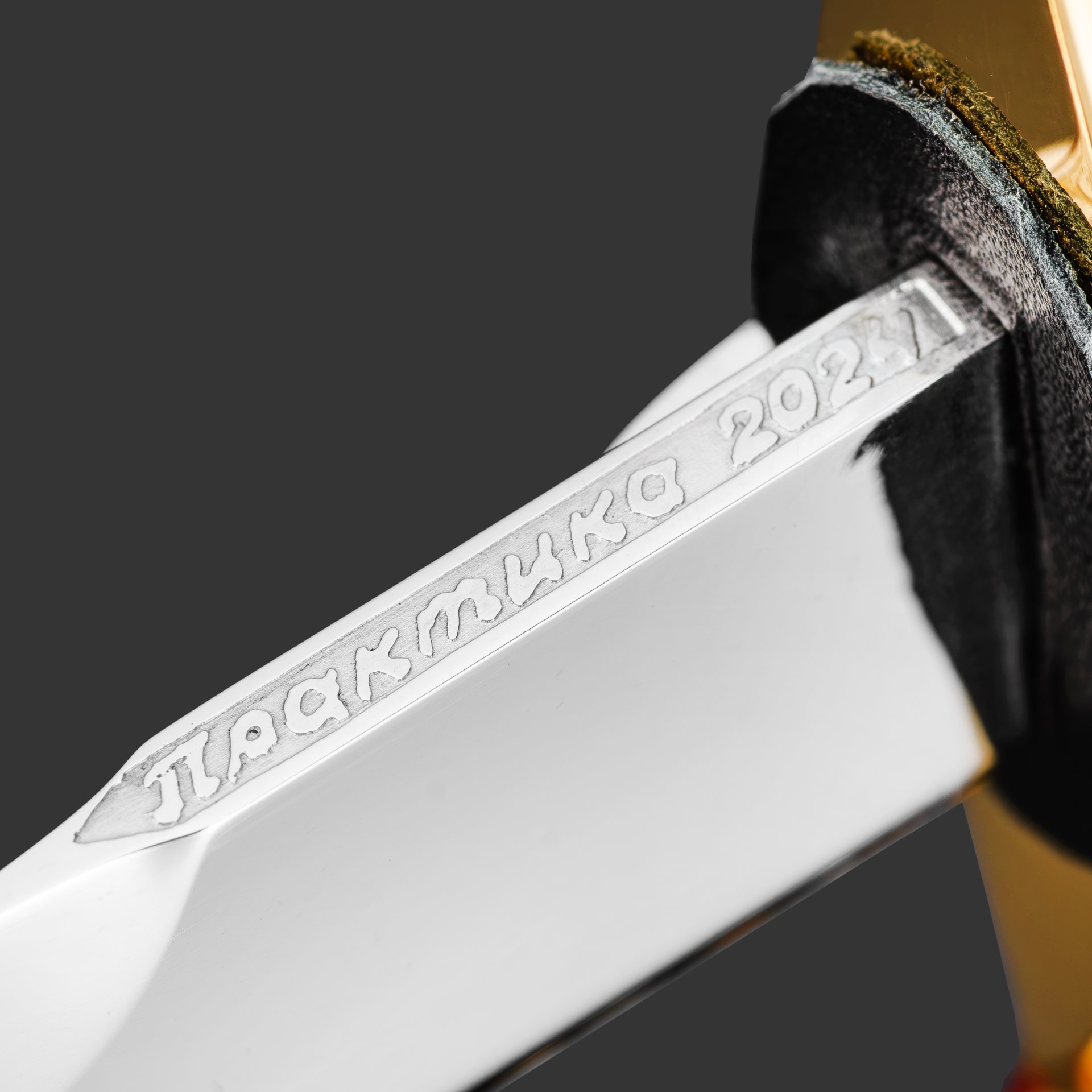 Кортик "Кремль", сталь, латунь, дерево, черная кожа, неолейкорит, золочение; в деревянном подарочном коробе с бархатным ложементом, Российская Федерация, 2024 г.