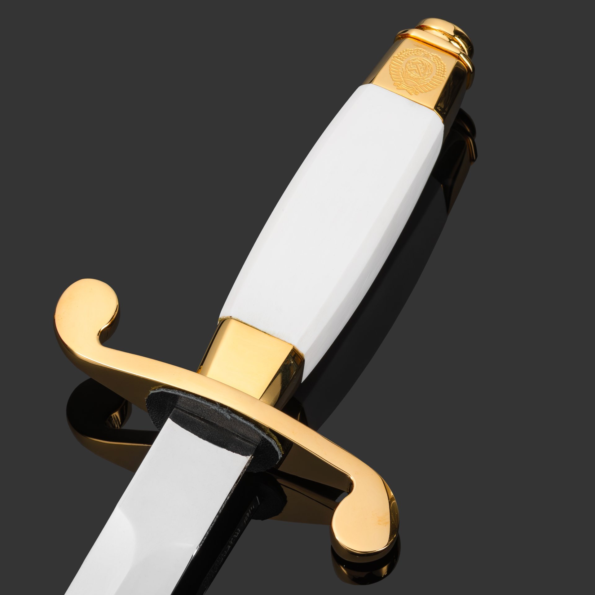 Кортик "Кремль", сталь, латунь, дерево, черная кожа, неолейкорит, золочение; в деревянном подарочном коробе с бархатным ложементом, Российская Федерация, 2024 г.