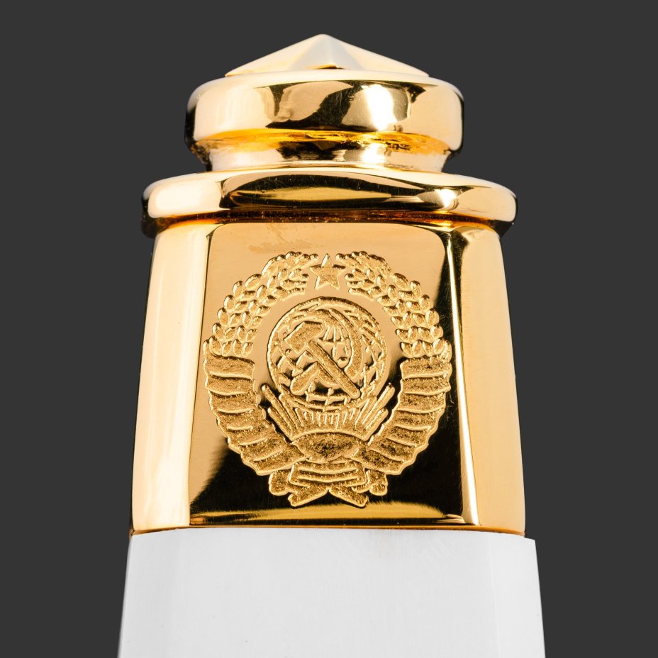 Кортик "Кремль", сталь, латунь, дерево, черная кожа, неолейкорит, золочение; в деревянном подарочном коробе с бархатным ложементом