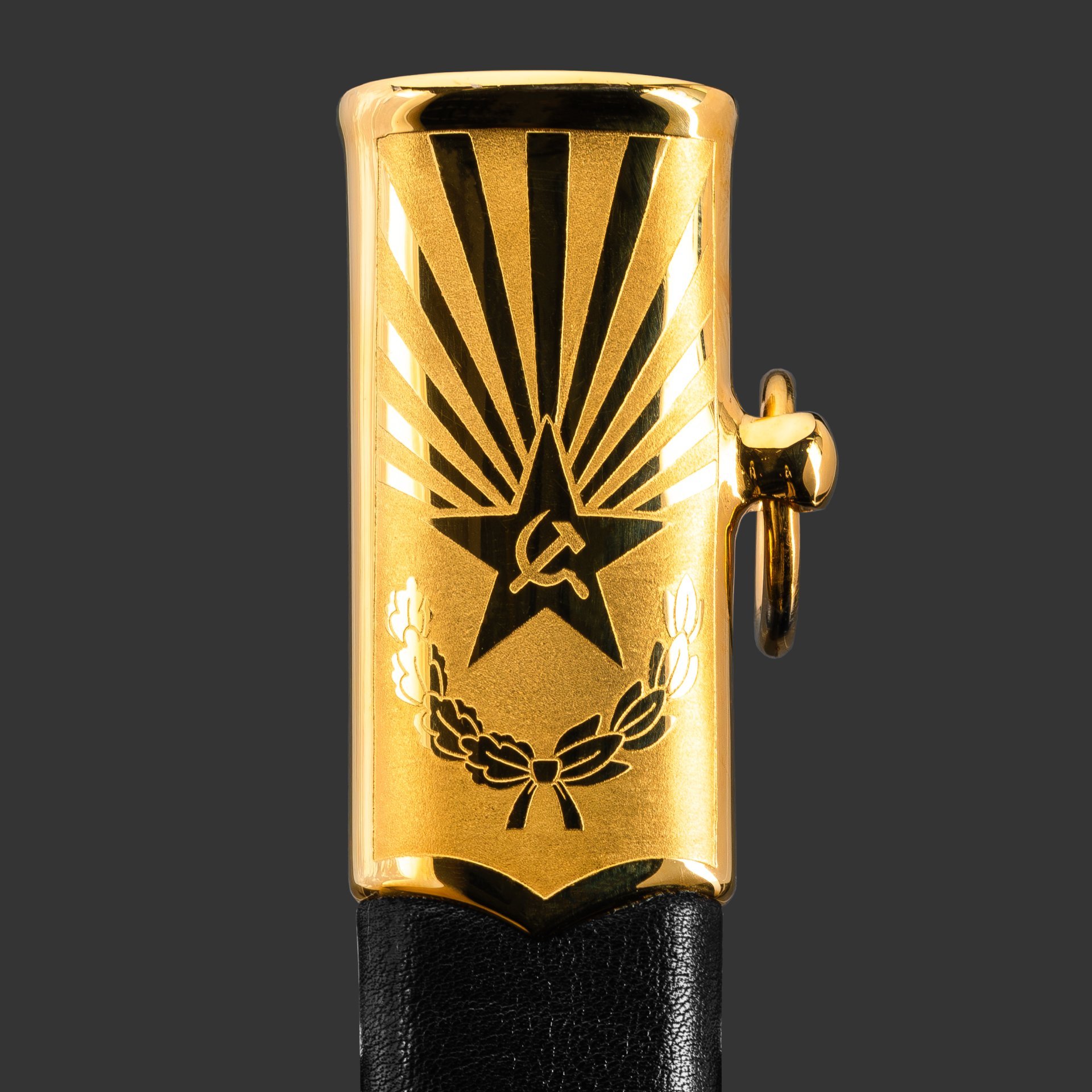 Кортик "Кремль", сталь, латунь, дерево, черная кожа, неолейкорит, золочение; в деревянном подарочном коробе с бархатным ложементом, Российская Федерация, 2024 г.