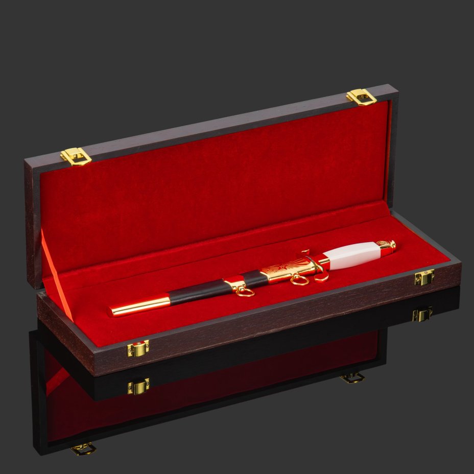 Кортик "Кремль", сталь, латунь, дерево, черная кожа, неолейкорит, золочение; в деревянном подарочном коробе с бархатным ложементом