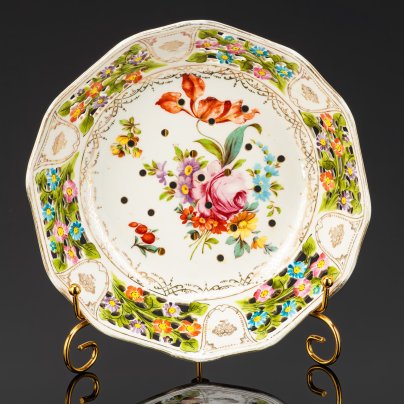 Блюдо (дуршлаг) для подачи фруктов и ягод, с прорезным бортом и отверстиями на дне, фарфор, деколь, золочение, Западная Европа, 1930-1970 гг.