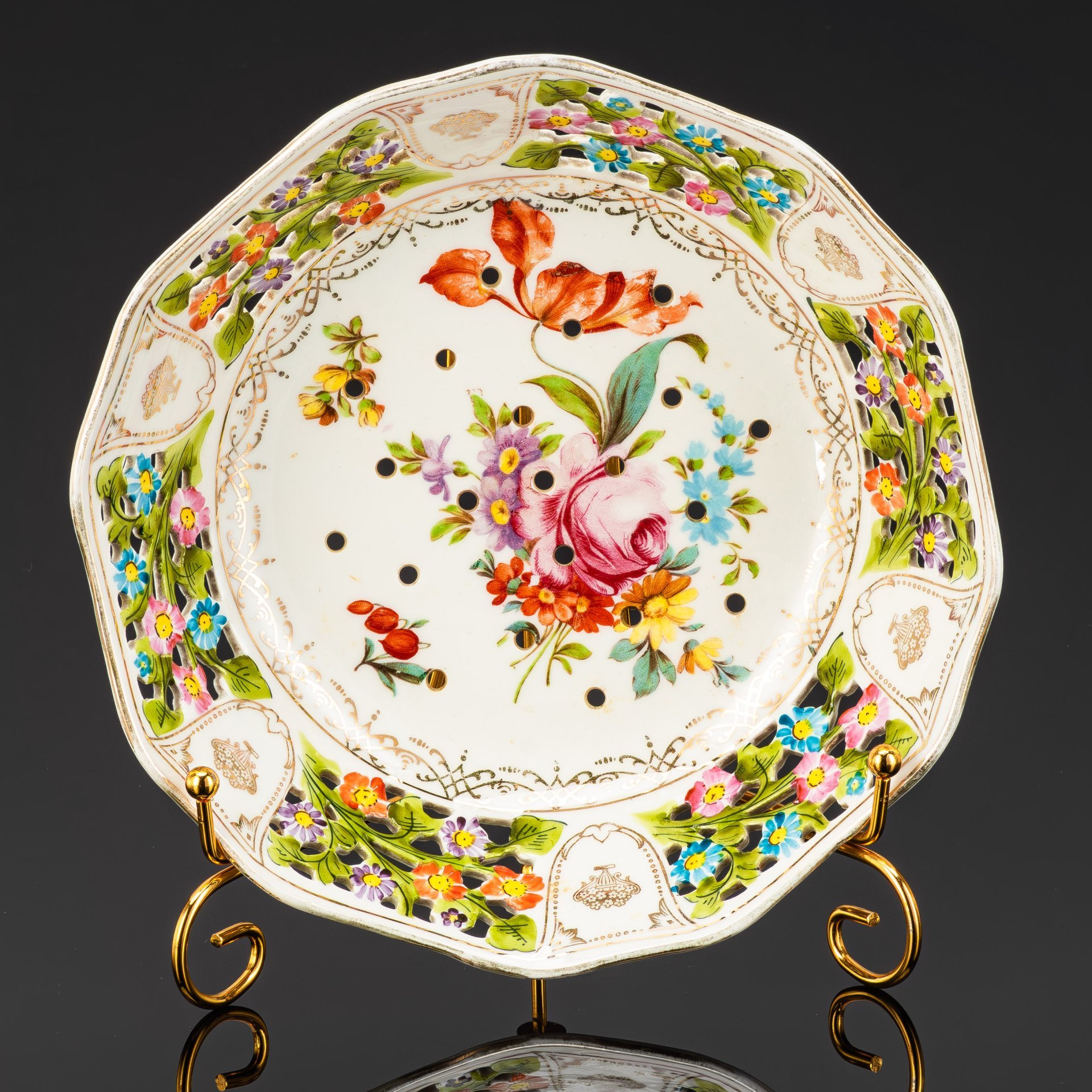 Блюдо (дуршлаг) для подачи фруктов и ягод, с прорезным бортом и отверстиями на дне, фарфор, деколь, золочение, Западная Европа, 1930-1970 гг.