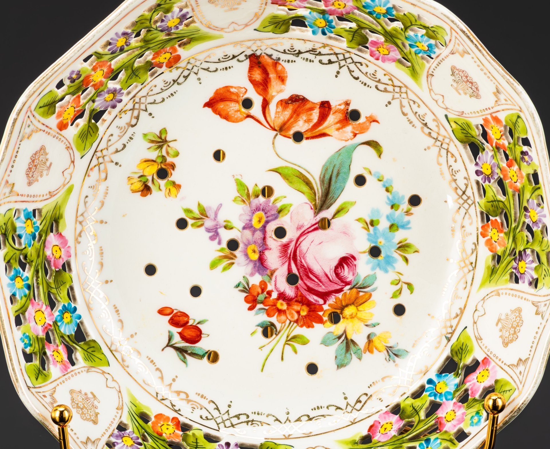 Блюдо (дуршлаг) для подачи фруктов и ягод, с прорезным бортом и отверстиями на дне, фарфор, деколь, золочение, Западная Европа, 1930-1970 гг.