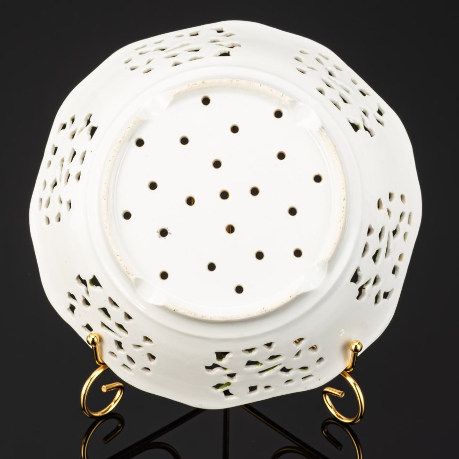 Блюдо (дуршлаг) для подачи фруктов и ягод, с прорезным бортом и отверстиями на дне