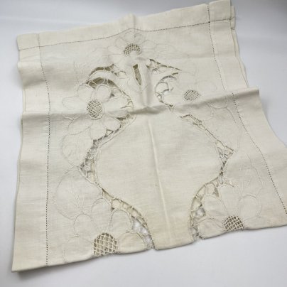 Салфетка-дорожка с цветочным мотивом, выполненная в технике ришелье