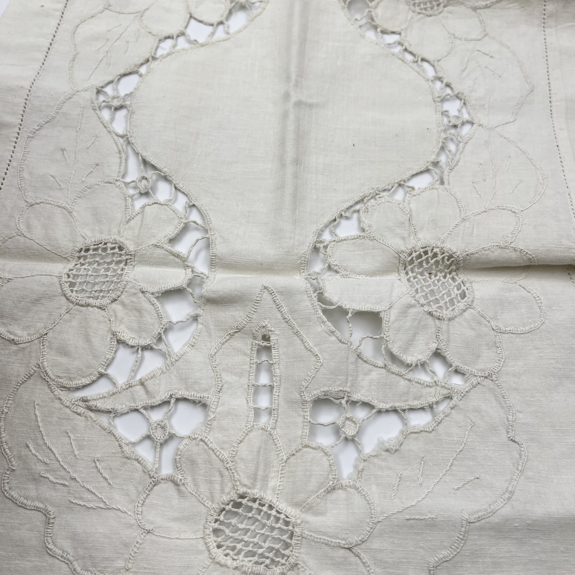 Салфетка-дорожка с цветочным мотивом, выполненная в технике ришелье