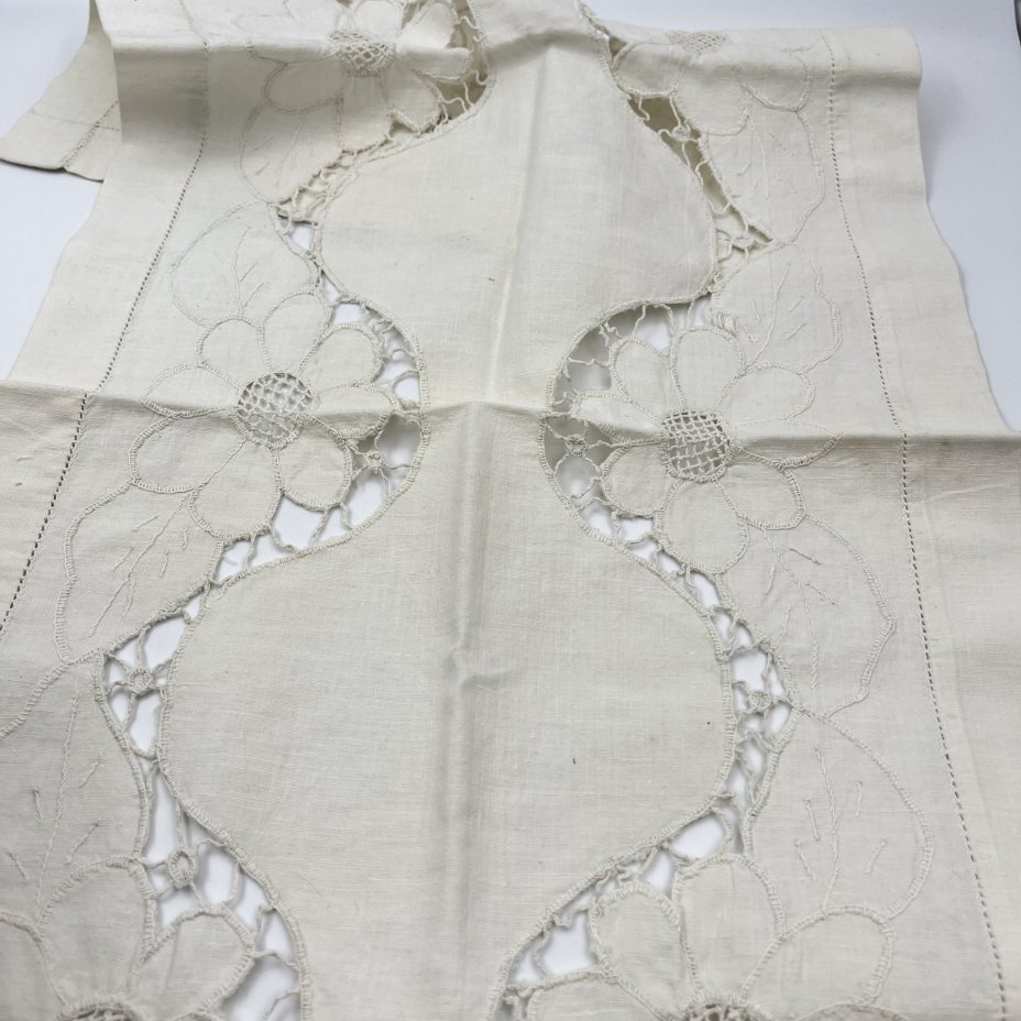 Салфетка-дорожка с цветочным мотивом, выполненная в технике ришелье