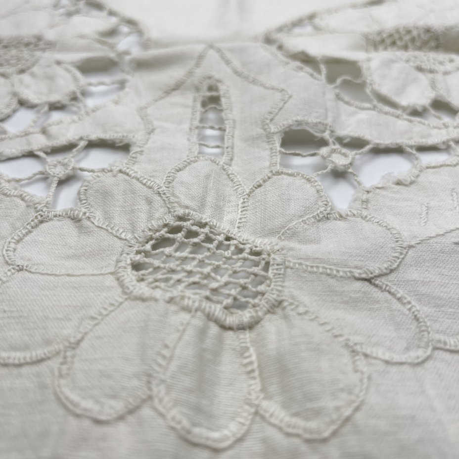 Салфетка-дорожка с цветочным мотивом, выполненная в технике ришелье