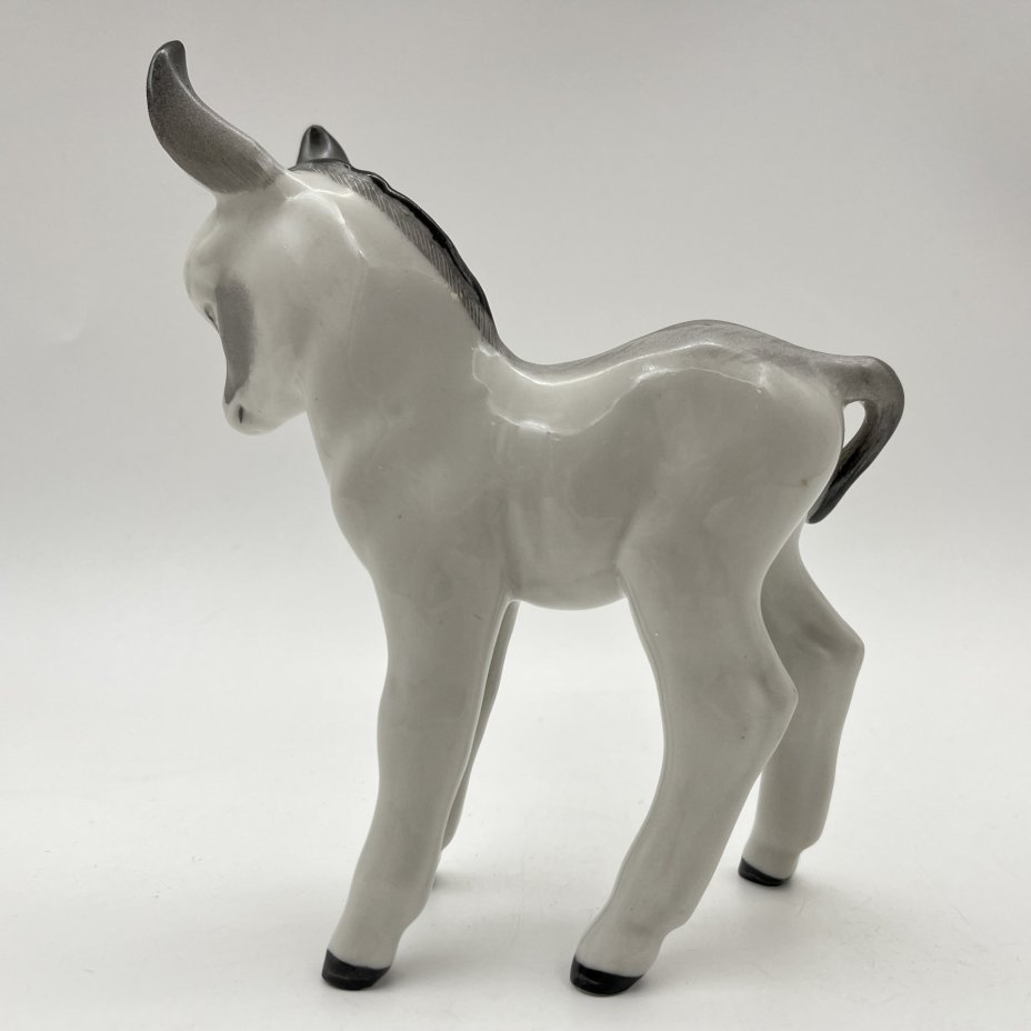 Статуэтка "Ослик", скульптор Воробьев Б. Я., художник Жбанов В. М., фарфор, роспись, Ленинградский фарфоровый завод (ЛФЗ), СССР, 1960-1970 гг.