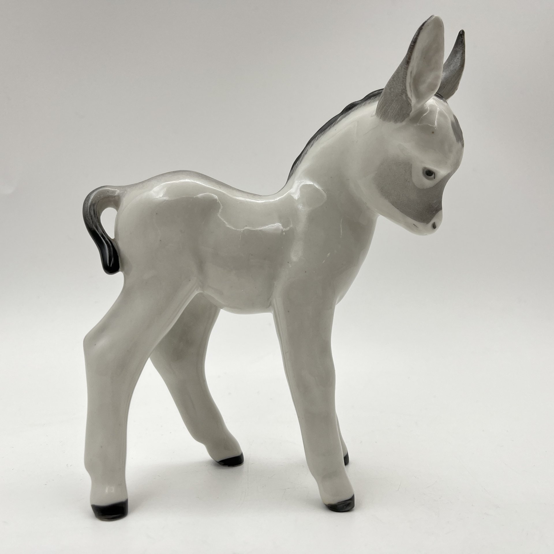 Статуэтка "Ослик", скульптор Воробьев Б. Я., художник Жбанов В. М., фарфор, роспись, Ленинградский фарфоровый завод (ЛФЗ), СССР, 1960-1970 гг.